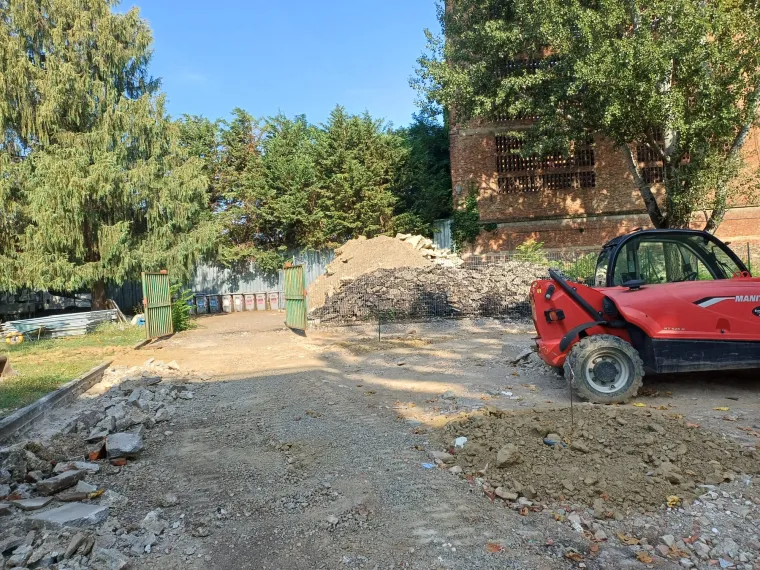 Depavimentazione nei giardini scolastici, lavori in corso