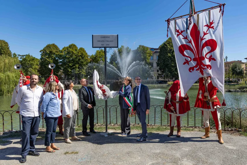 Lo svelamento della targa del giardino dedicato a Oriana Fallaci