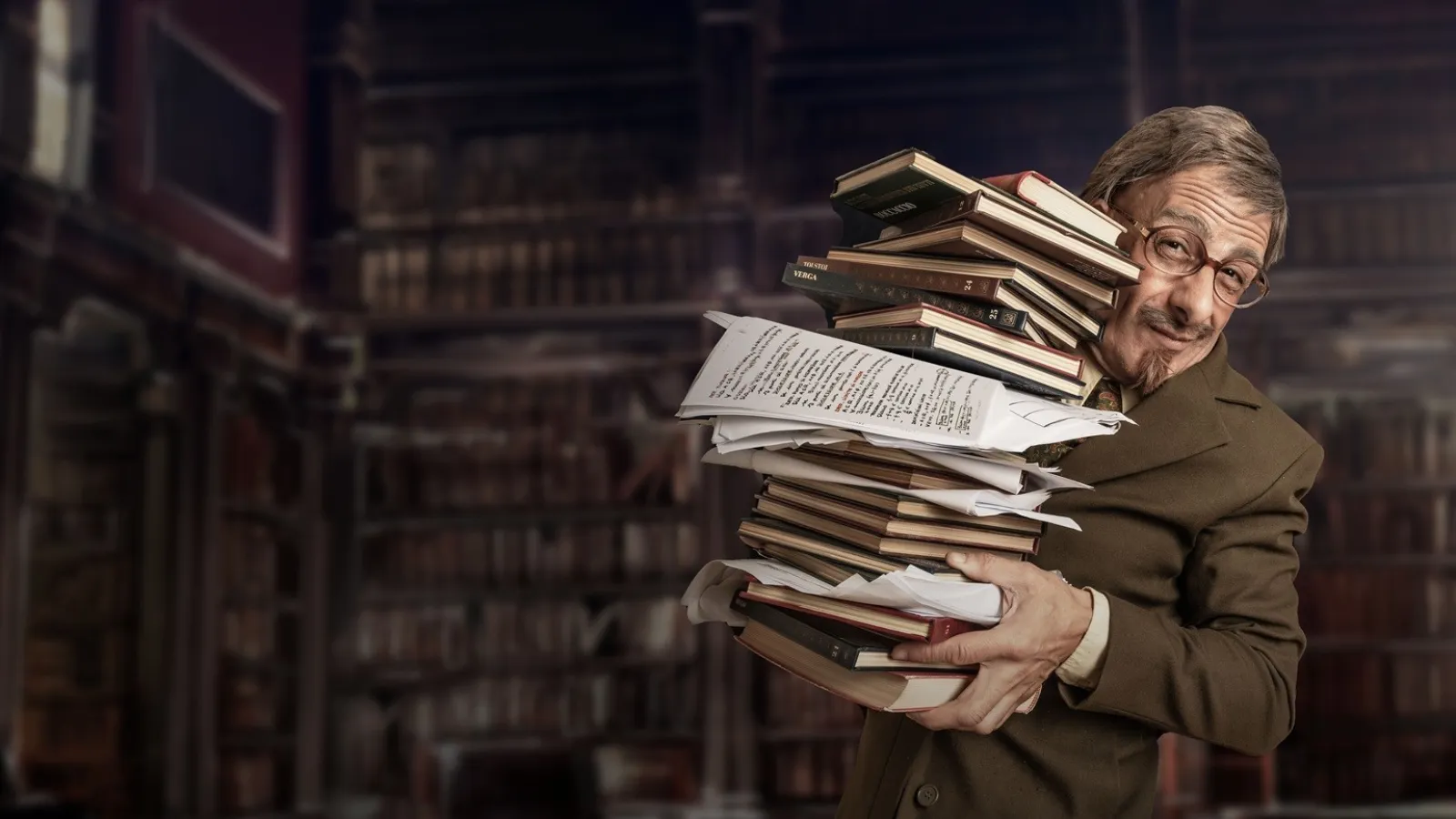 uomo che porta una grande quantità di libri