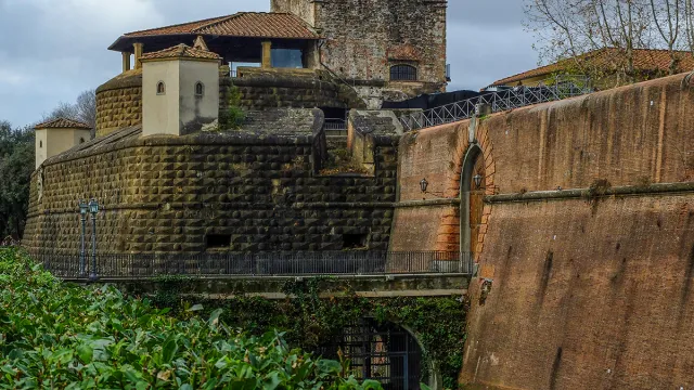 Torre di Porta Faenza dentro la Fortezza.jpg