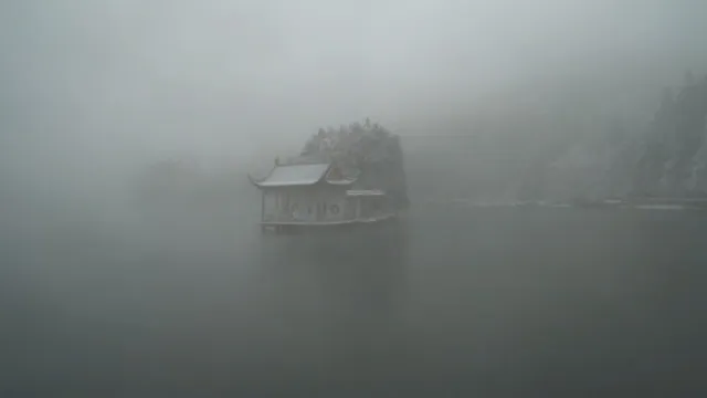 Foto di Che Jianquan foto di una casa in stile asiatico in mezzo alla nebbia