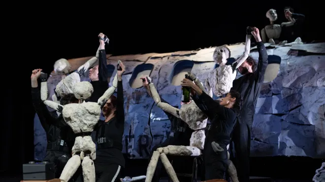 spettacolo teatrale con manichini artistici, attori e scenografia di aereo