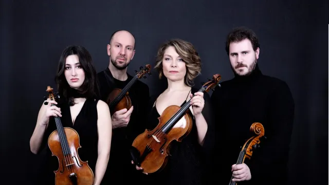 Quattro musicisti in posa, due donne e due uomini, con i loro violini