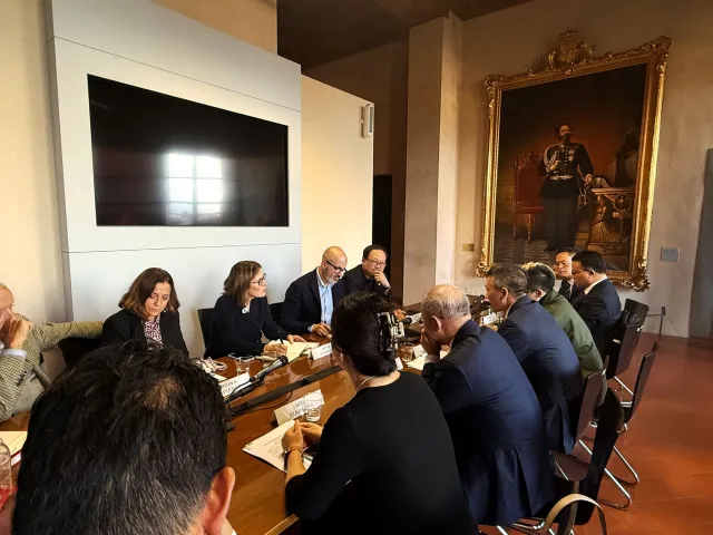 delegazione al tavolo