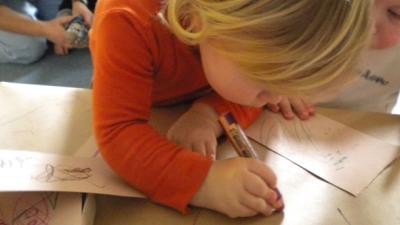 bambina che scrive