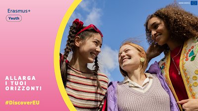 Sfondo rosa e sulla destra ragazze sorridenti, testo: Allarga i tuoi orizzonti