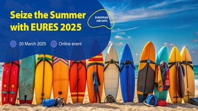 Sfondo con spiaggia e tavole da surf, testo: Seize the summer with EURES 2025, 20 marzo 2025, alle ore 10.00 in modalità online