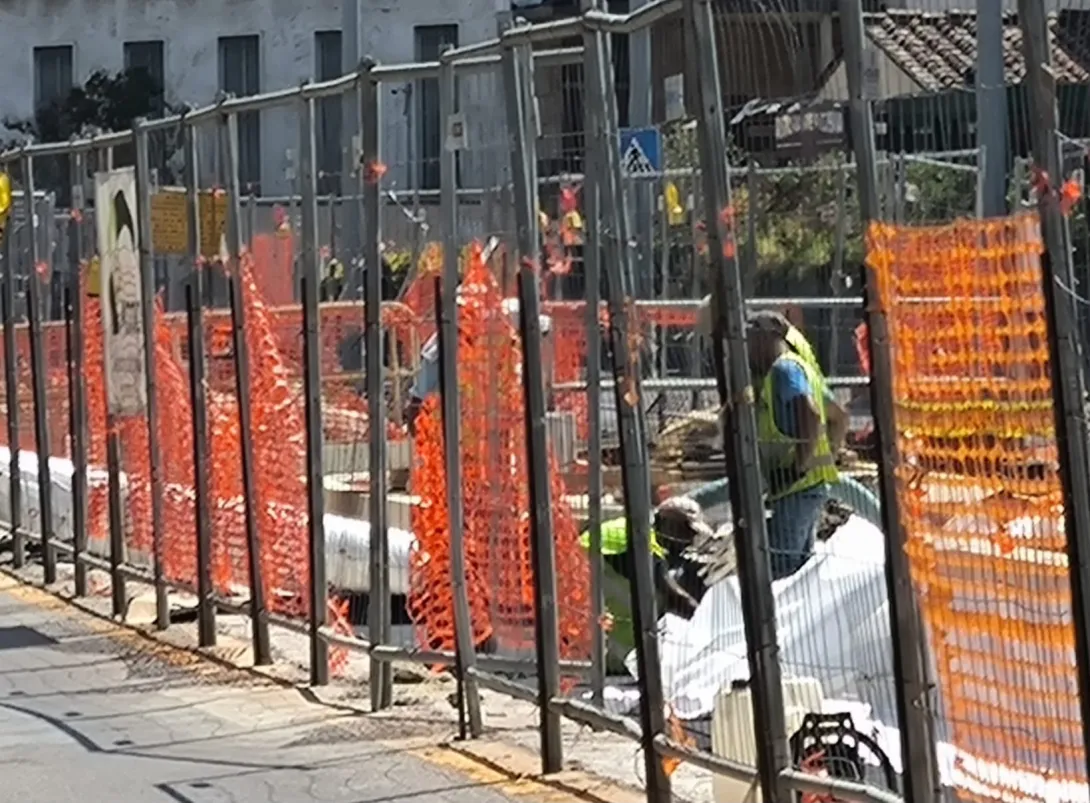 Lavoratori sul cantiere tramvia di piazza Bartali, 10 agosto ore 13