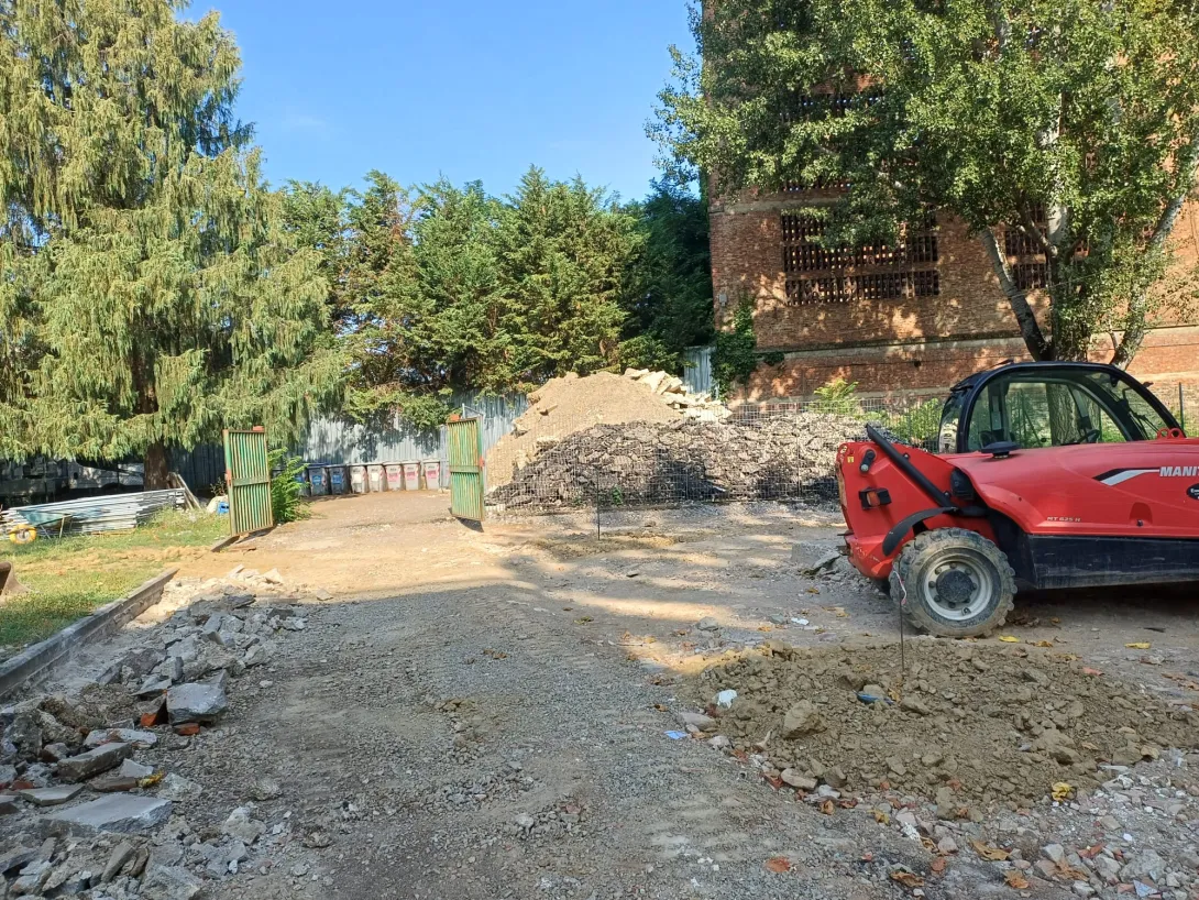Depavimentazione nei giardini scolastici, lavori in corso