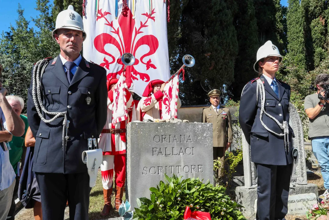 La cerimonia al cimitero degli Allori