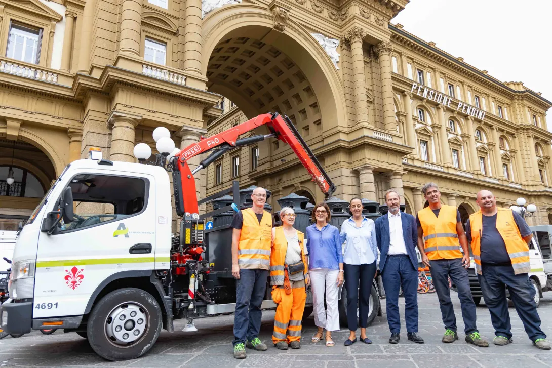 La sindaca Funaro e la vicesindaca Galgani con i nuovi cassonetti in piazza della Repubblica