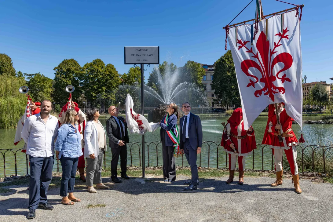 Lo svelamento della targa del giardino dedicato a Oriana Fallaci