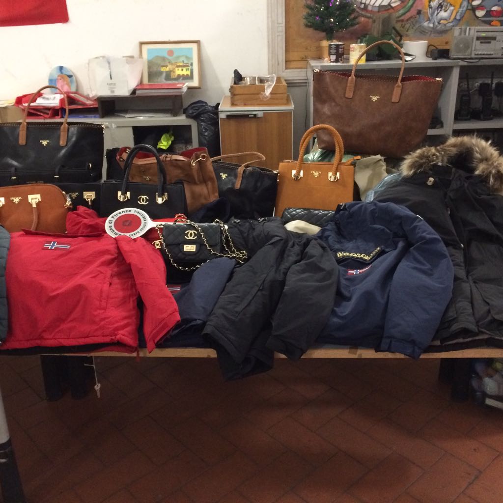 Materiale sequestrato dalla Polizia Municipale