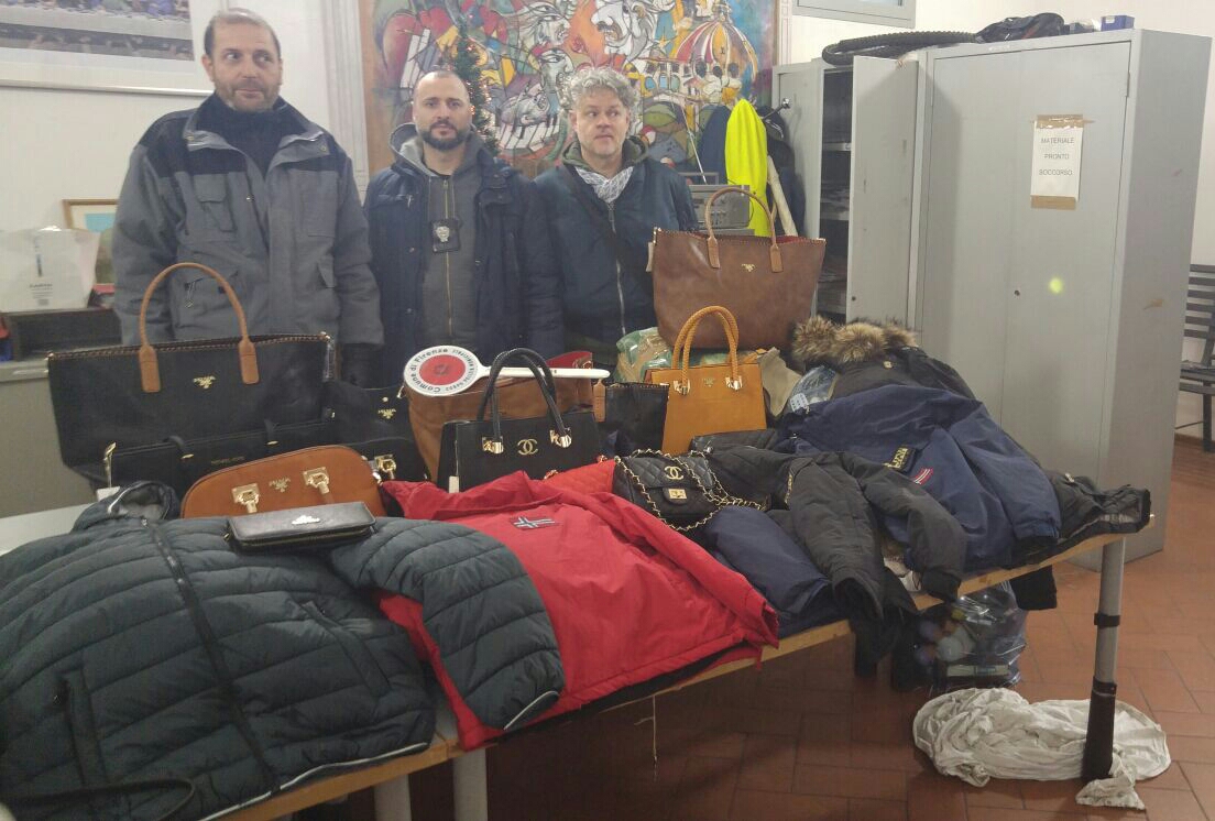 Gli agenti con il materiale sequestrato