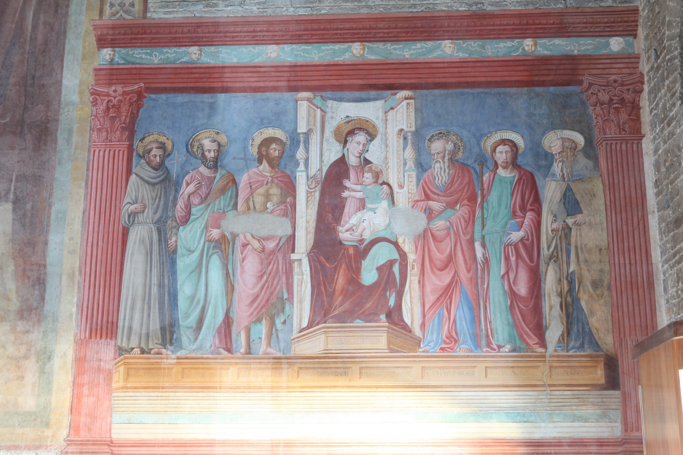 San Miniato al Monte - Uno degli affreschi con La Vergine e il Bambino in trono