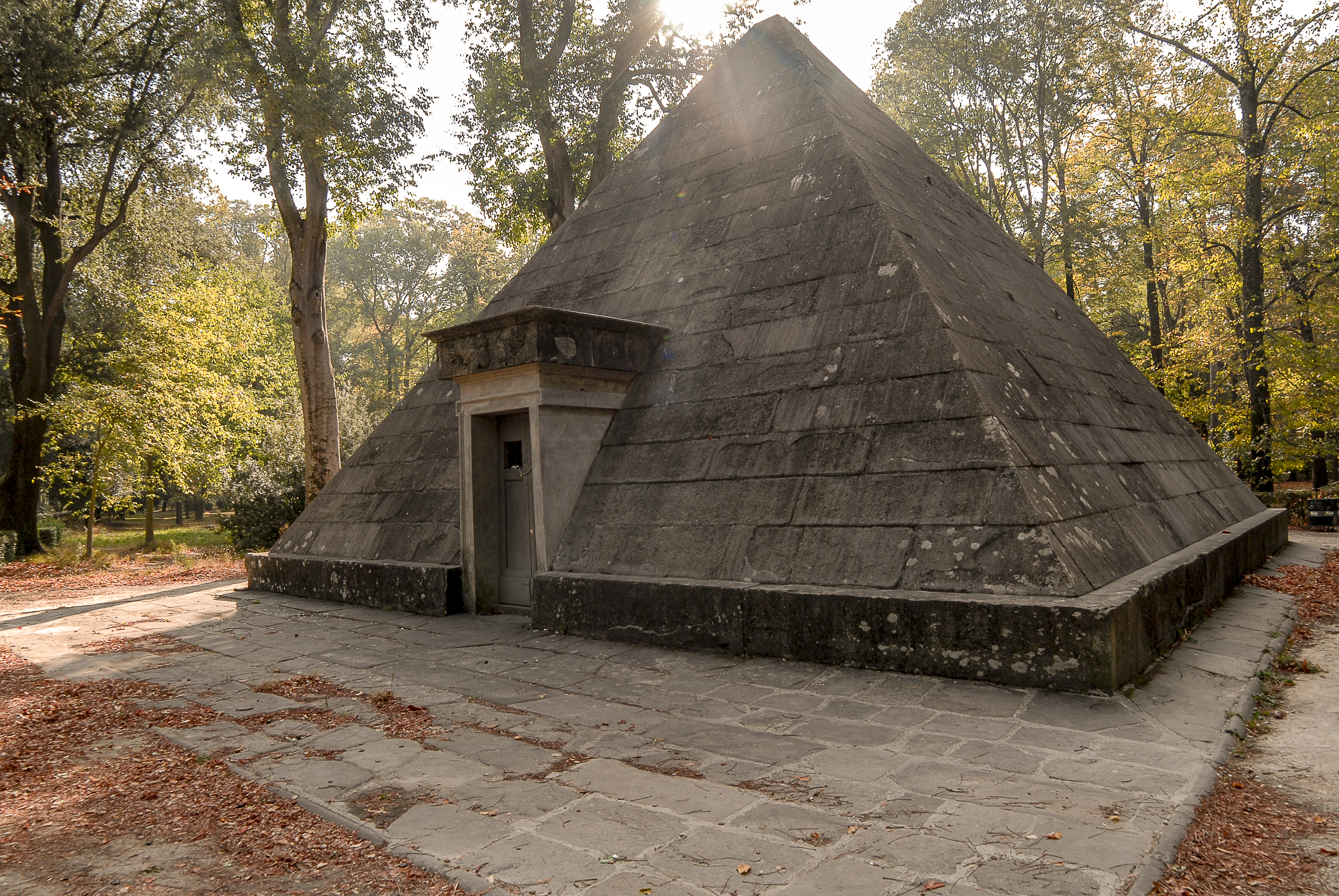 Ghiacciaia in forma di piramide Ghiacciaia in forma di piramide