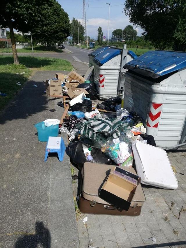 Rifiuti a Le Piagge Rifiuti a Le Piagge