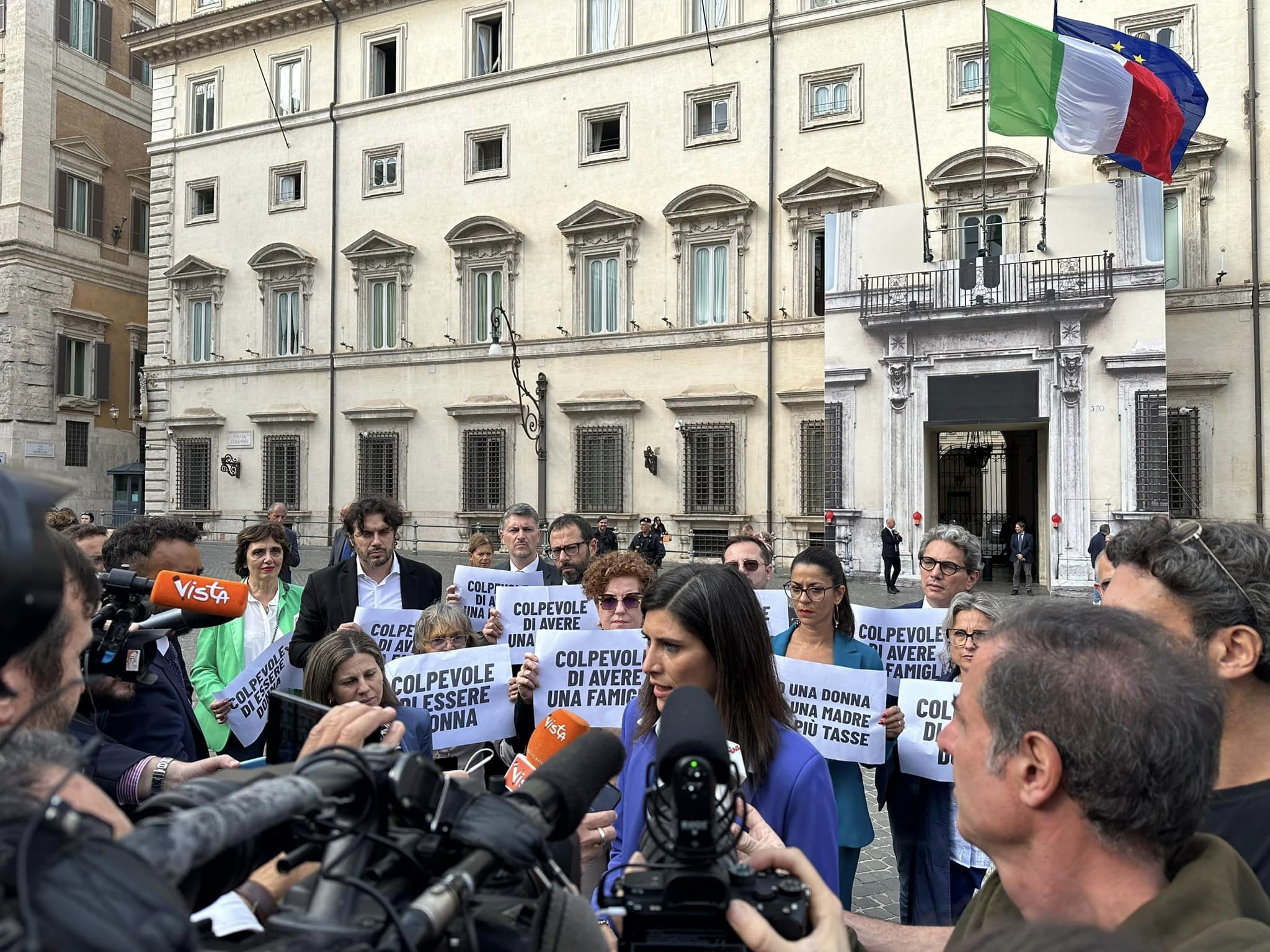 No all'aumento della Tampon tax No all'aumento della Tampon tax