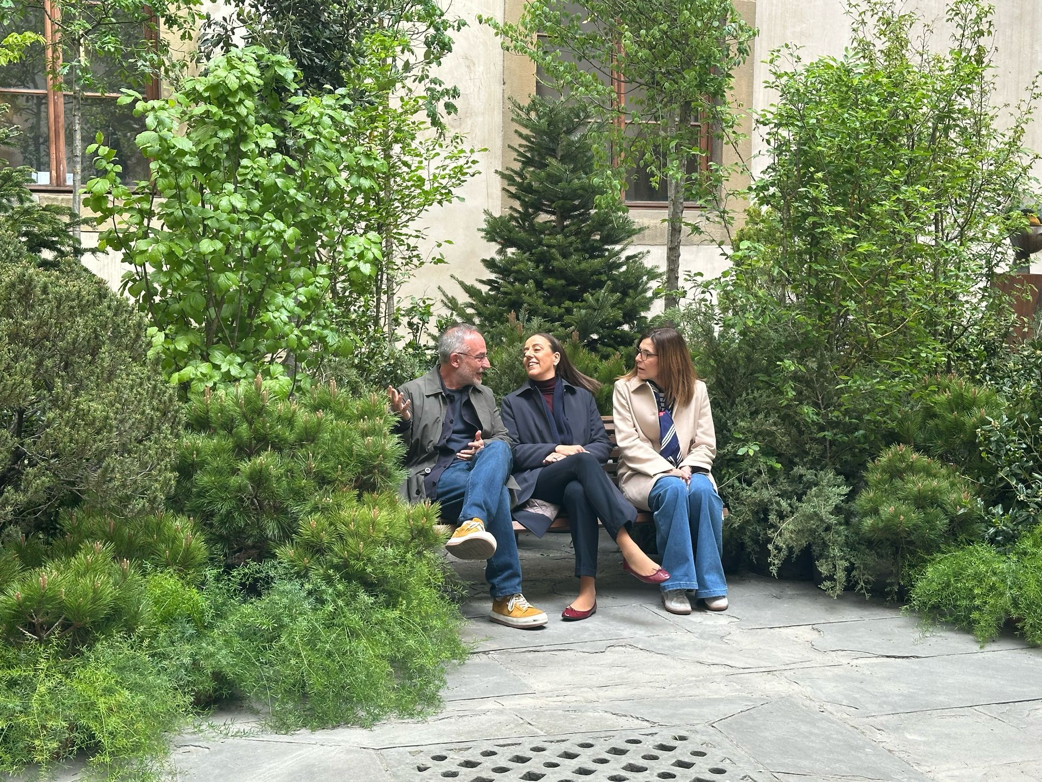 La sindaca Funaro con il professor Mancuso e la vicesindaca Galgani nel boschetto allestito nel cortile dell'Anagrafe La sindaca Funaro con il professor Mancuso e la vicesindaca Galgani nel boschetto allestito nel cortile dell'Anagrafe
