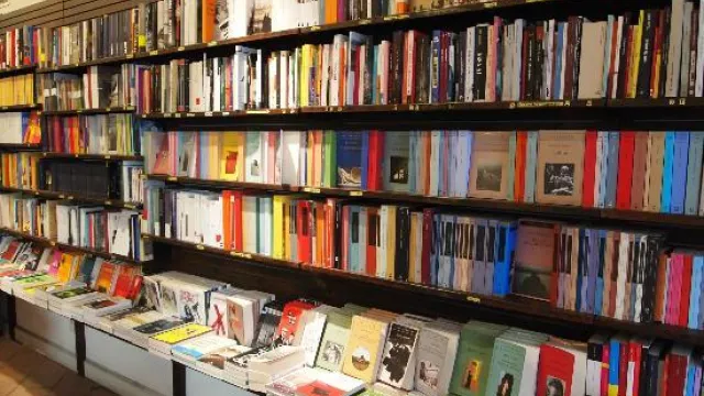 foto di scaffali di libri