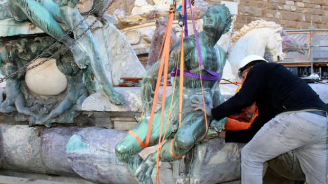 rimozione di uno dei nove bronzi