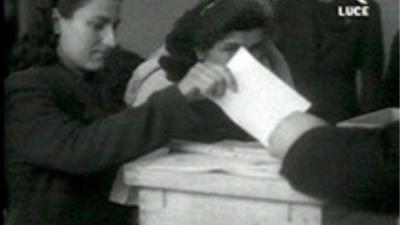 L'emozione delle donne al loro debutto come elettrici-Immagine archivio Istituto Luce