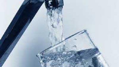 Bicchiere riempito d'acqua sotto il rubinetto