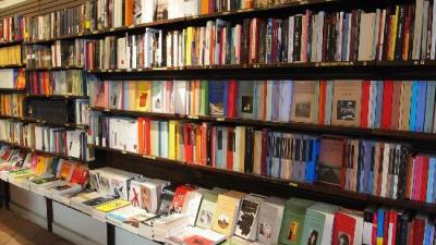 foto di scaffali di libri