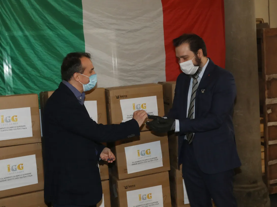 Il presidente Milani riceve le mascherine dalla direzione di Palazzo Magnani Feroni Il presidente Milani riceve le mascherine dalla direzione di Palazzo Magnani Feroni