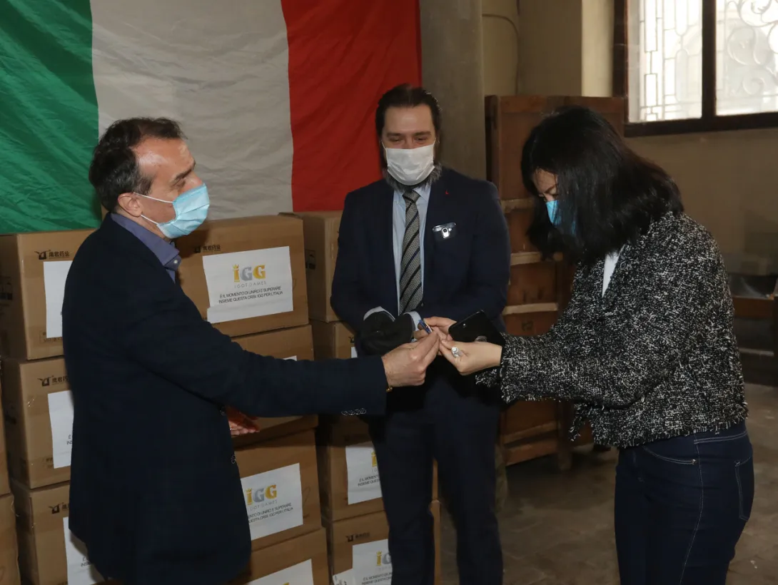 Il presidente Milani riceve le mascherine dalla direzione di Palazzo Magnani Feroni Il presidente Milani riceve le mascherine dalla direzione di Palazzo Magnani Feroni