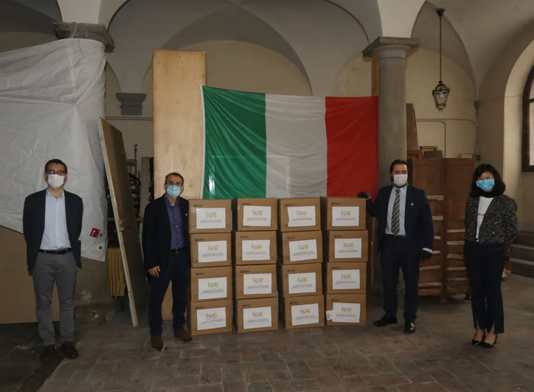 Il presidente Milani riceve le mascherine dalla direzione di Palazzo Magnani Feroni Il presidente Milani riceve le mascherine dalla direzione di Palazzo Magnani Feroni
