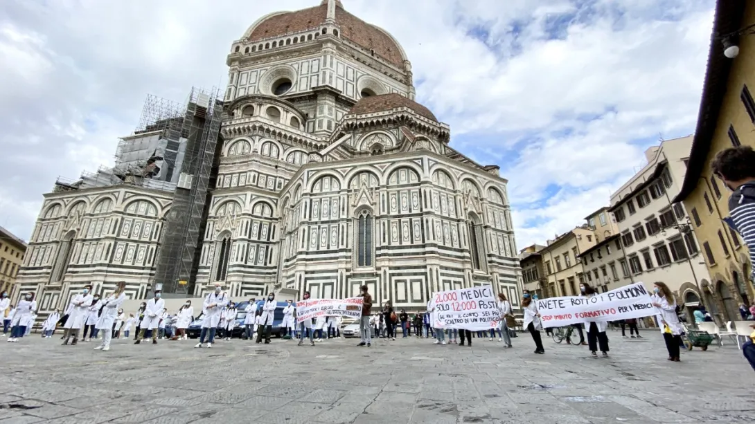 Manifestazione giovani medici in piazza Duomo