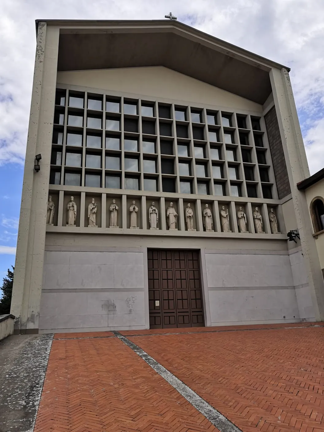 Svastica sulla facciata della Chiesa della MadonnSvastica sulla facciata della Chiesa della Madonna della Divina Provvidenzaa della Divina Provvidenza