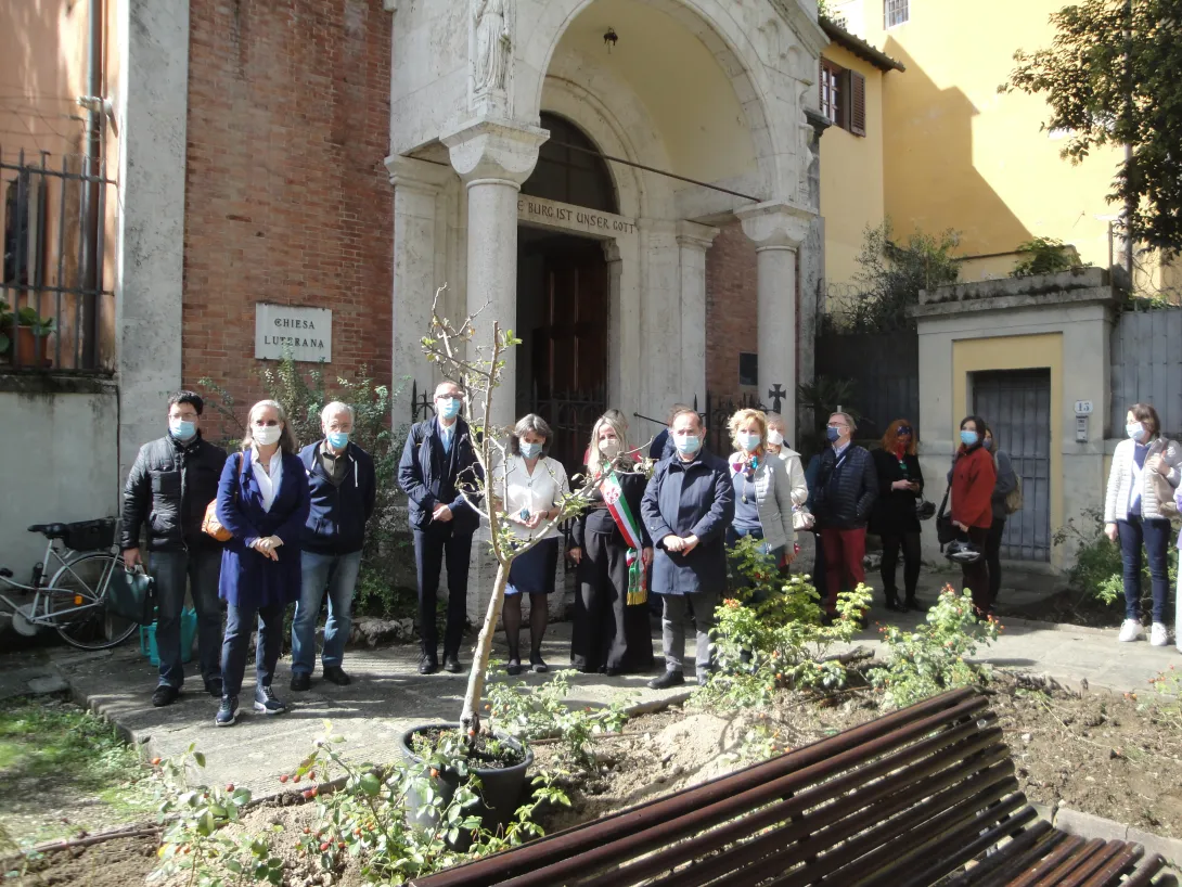 Piantumazione Melo Giardino Lutero con autorità.JPG