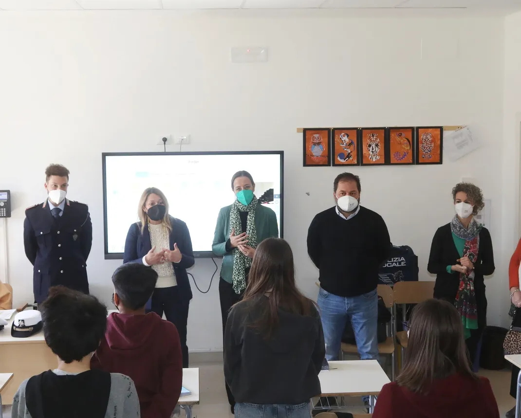 no bullismo 0.jpeg l'inizio del progetto questa mattina alla scuola Dino Compagni. Hanno portato un saluto l'assessora alla sicurezza Benedetta Albanese, l'assessora al Welfare e all'istruzione Sara Funaro e il presidente del Q2 Michele Pierguidi