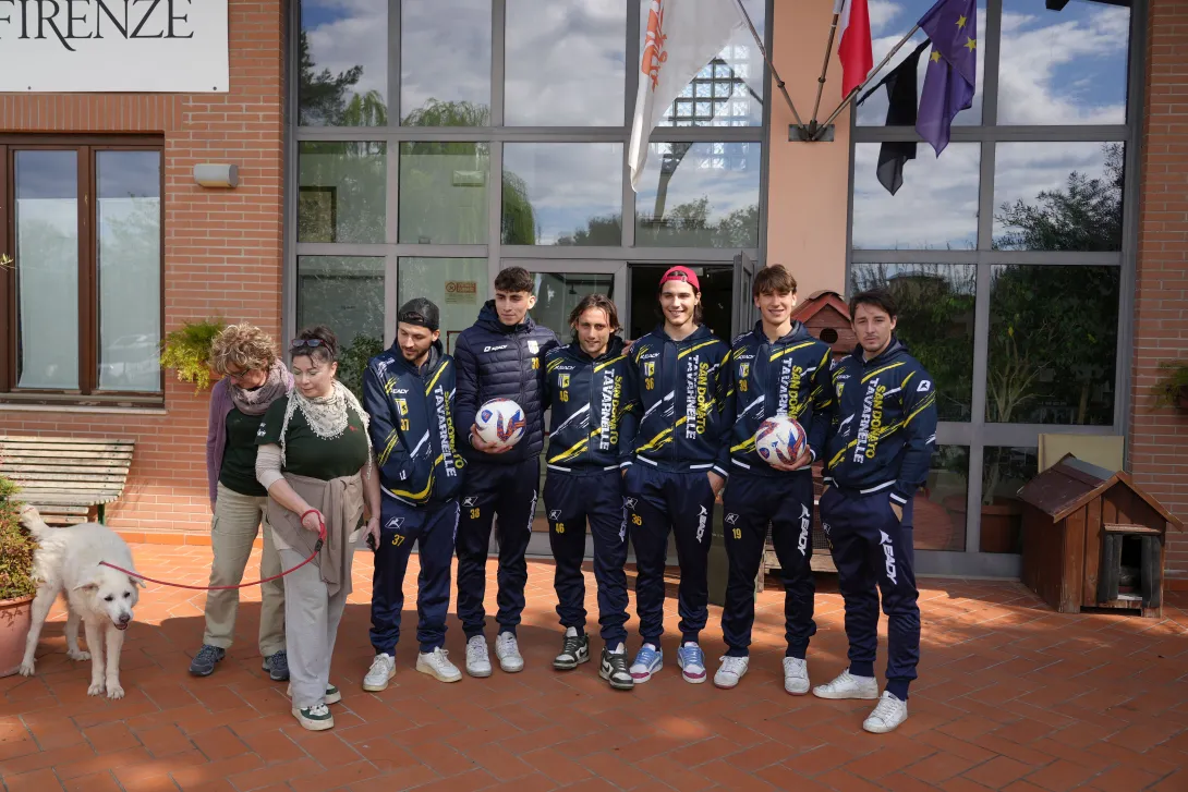 canile con squadra.jpg canile con squadra.jpg