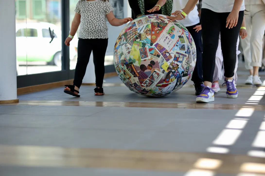 1. Firenze dei Bambini 2025_ La sfera di giornali di Michelangelo Pistoletto esce dal Meyer.JPG 1. Firenze dei Bambini 2025_ La sfera di giornali di Michelangelo Pistoletto esce dal Meyer.JPG