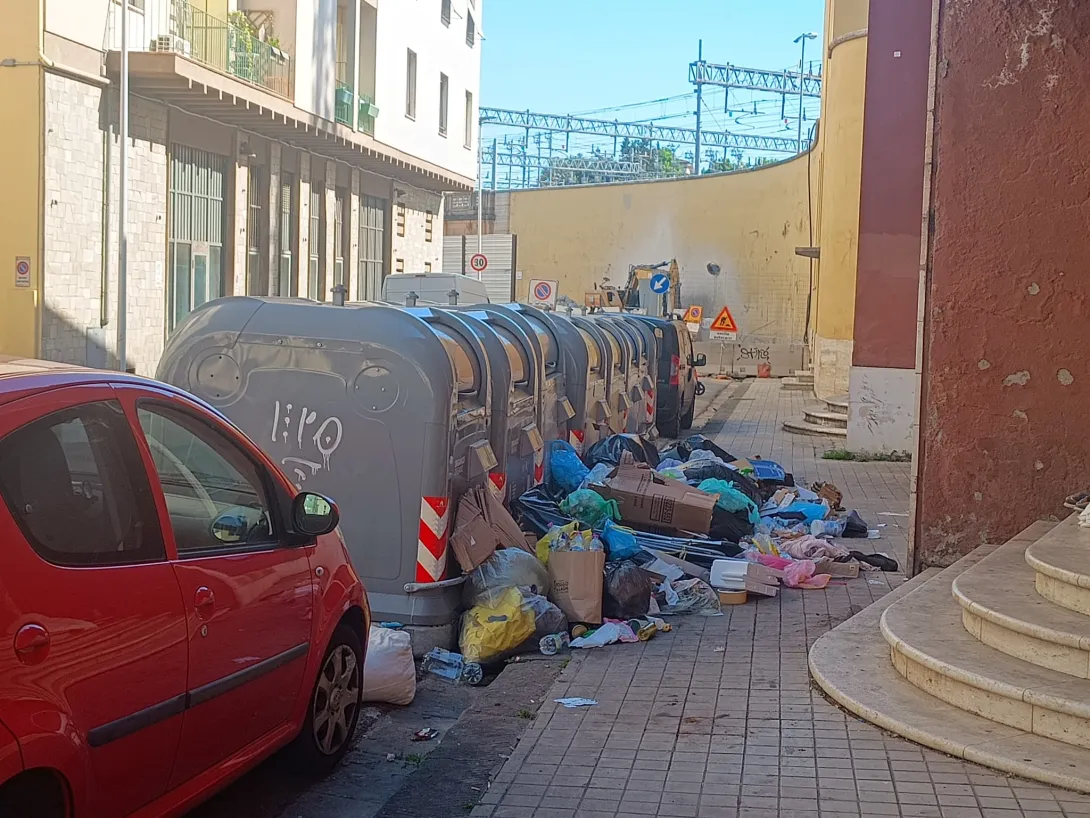 Cassonetti sempre aperti